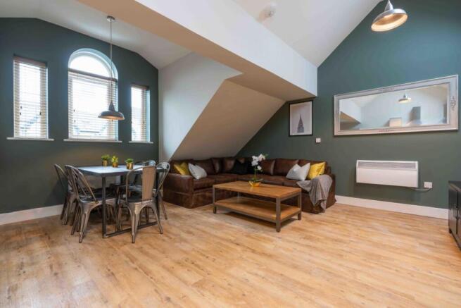 Flat 2, 126 Walter Road Living room 4