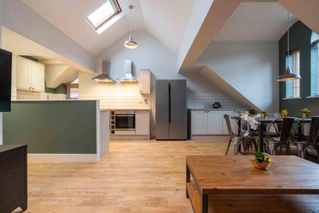 Flat 2, 126 Walter Road Living room 2