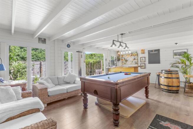 42 Brimmers Hill, HP15 6NP-16.jpg