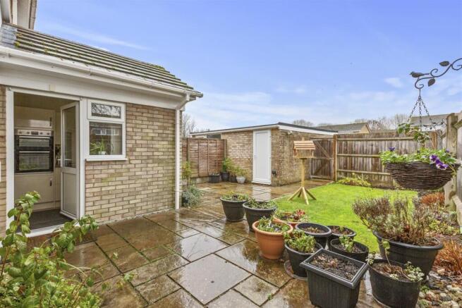 17 Heather Walk, HP15 7UH-11.jpg