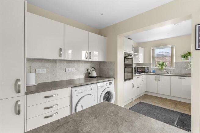 17 Heather Walk, HP15 7UH-9.jpg