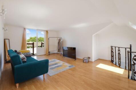 The Parade, Claygate, KT10