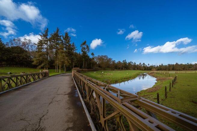 APPROACH TO THE OVAL