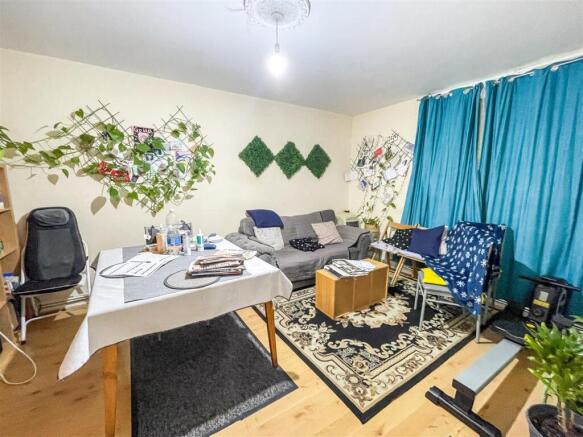 27-05-2025__00-20-30_Living_Room1.TzvH4.jpg