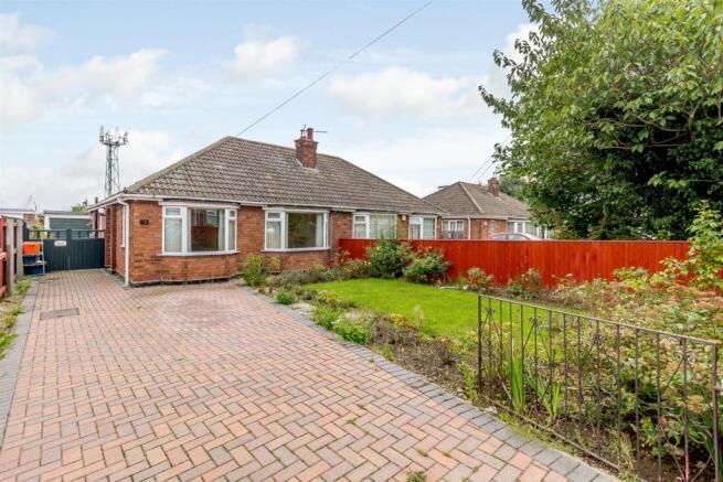 3 bedroom semi-detached bungalow for sale in Manby Road, Immingham, DN40