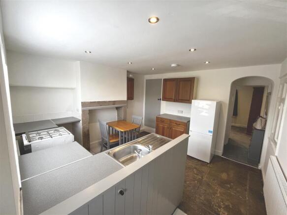 Kitchen2.JPG