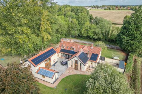Beautifully Restored 17th-Century Farmhouse with Three Bed Barn Annexe in Carlton Rode