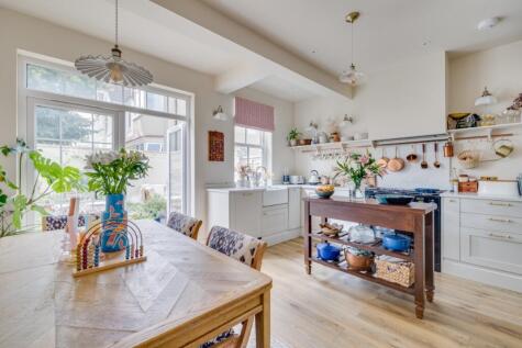 Rosslyn Avenue, Barnes