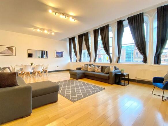 Lounge/Dining Area