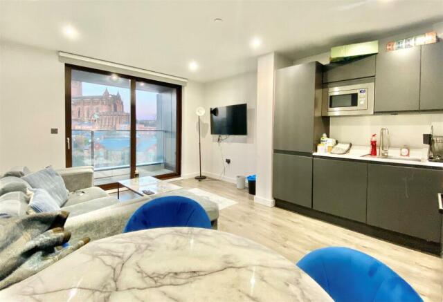 Open plan Lounge/kitchen