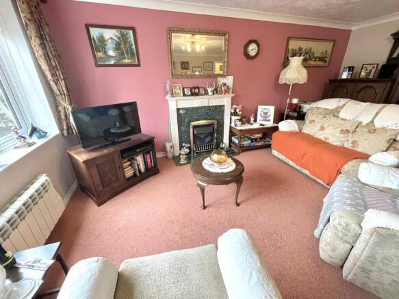 27 The Leas Loung...