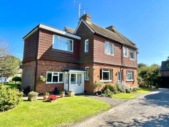5 Ffynches Lodge ...