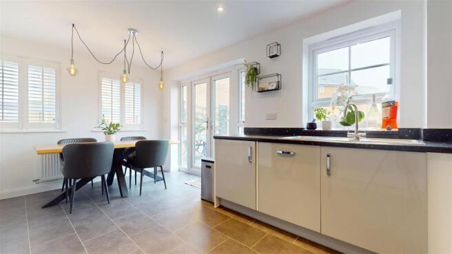 KITCHEN/DINING ROOM