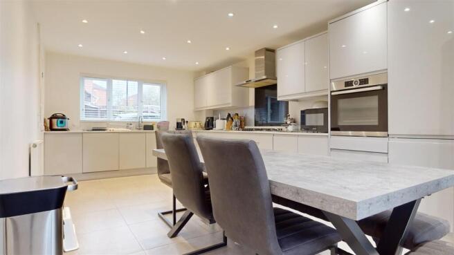 KITCHEN/DINING ROOM