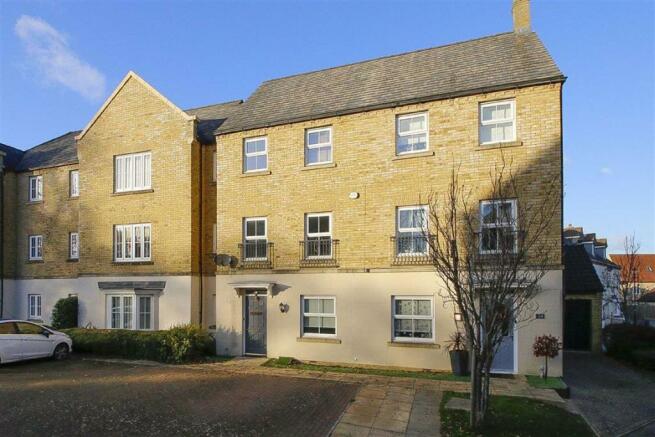 4 bedroom town house to rent in Ripley Close, Kingsmead ...