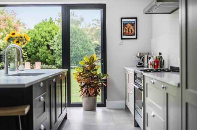 1353898-5-68caf83...