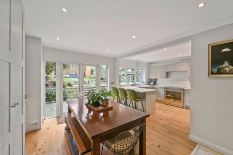 Parkway, Weybridge, KT13