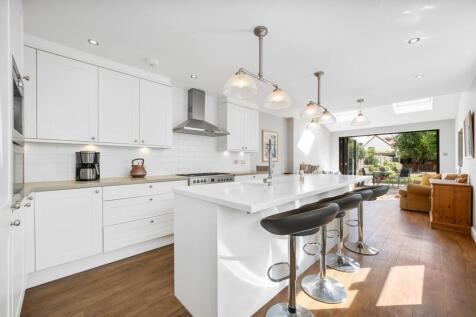 Green Lane, Hersham Village, KT12