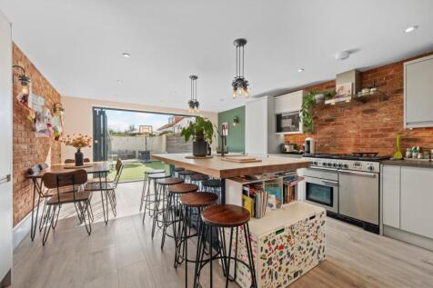 Green Lane, Hersham Village, KT12