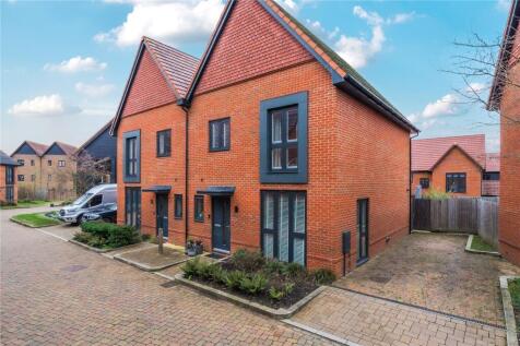 Stirling Close, Crowthorne, Berkshire