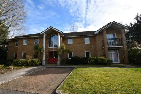 3 bedroom Apartment 1st Floor in Farnborough