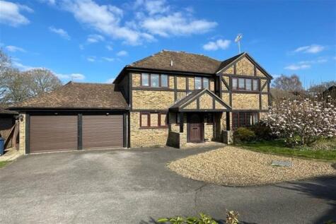 4 bedroom Detached House in Church Crookham