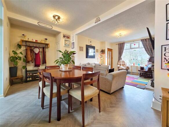Dining Room & Lounge