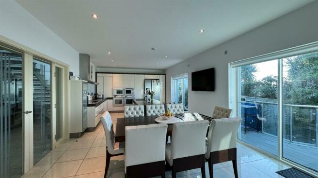 Kitchen/Dining Area