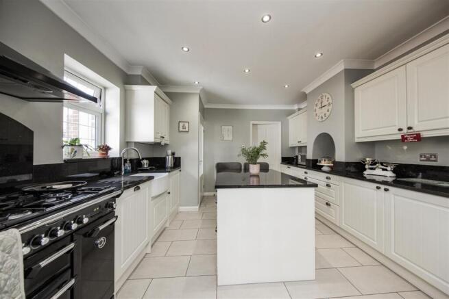 Kitchen Island & Range