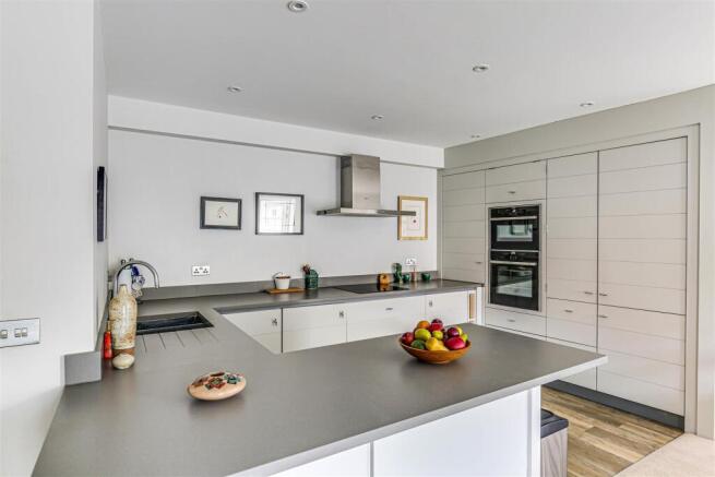 6. Kitchen.jpg