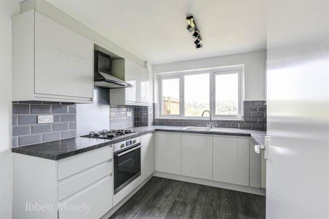 10 Kitchen.jpg
