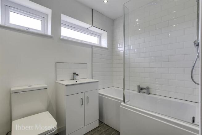 15 Bathroom.jpg
