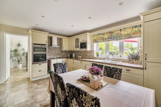 1315362-8-685c03a...