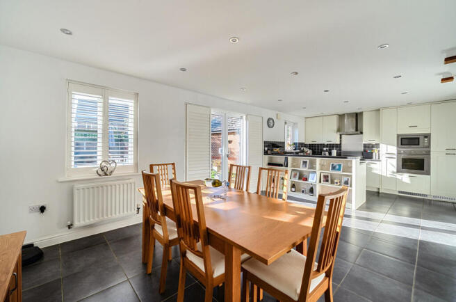 1371605-12-68fb4b...