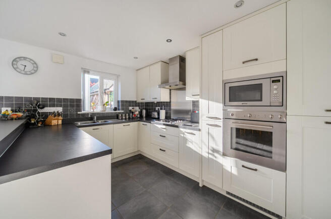 1371605-9-68fb4b0...