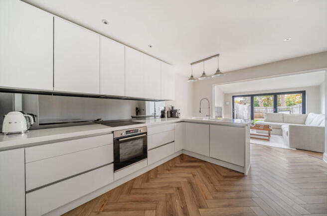 1372368-4-6900d0b...