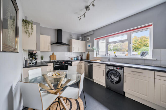 1372842-6-6908d2d...