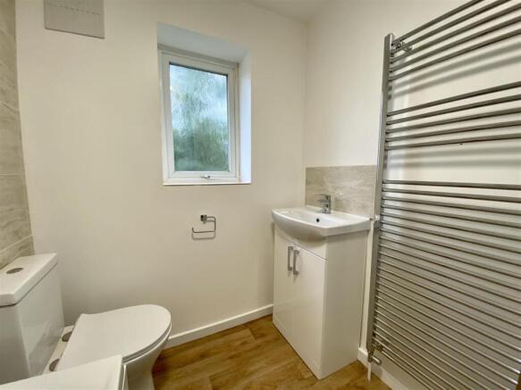 3 Meadowbrook Rd Bathroom 2.jpg