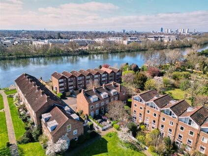 Chiswick Staithe, Chiswick, W4