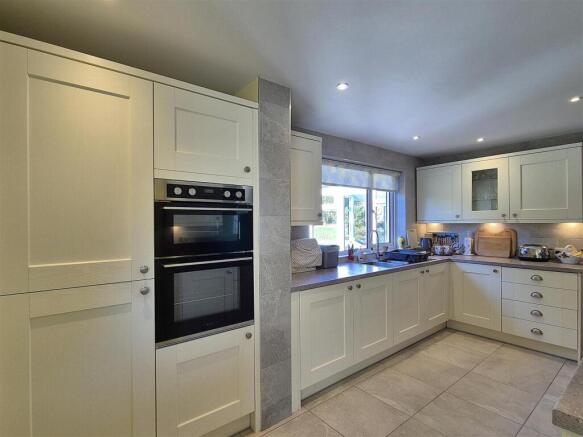 Kitchen (2).jpg
