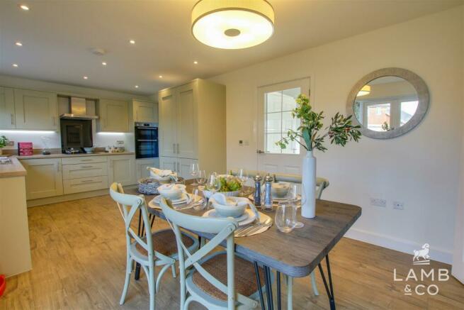 KITCHEN/DINING AREA