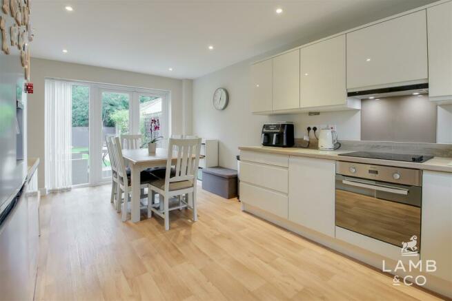 KITCHEN/DINING ROOM