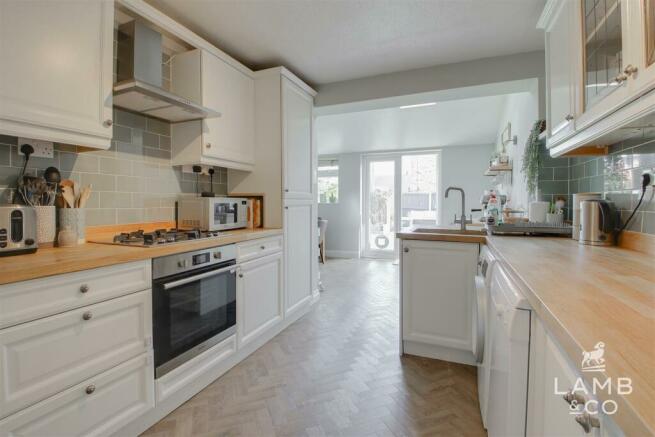 KITCHEN/DINING ROOM