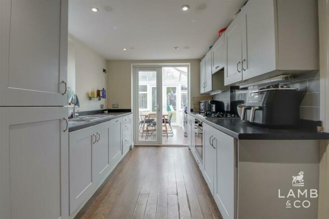 KITCHEN/BREAKFAST ROOM: