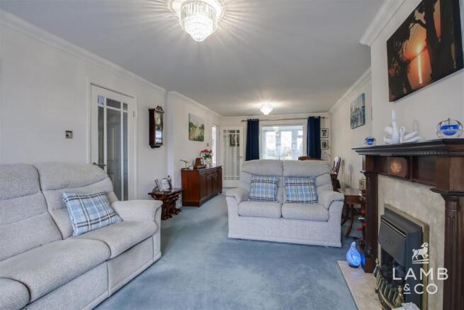 LOUNGE/DINING ROOM