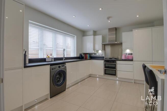 KITCHEN/DINING ROOM