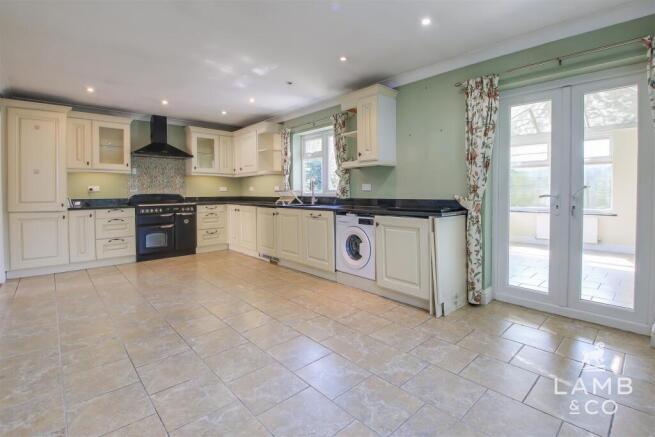 KITCHEN/DINING ROOM