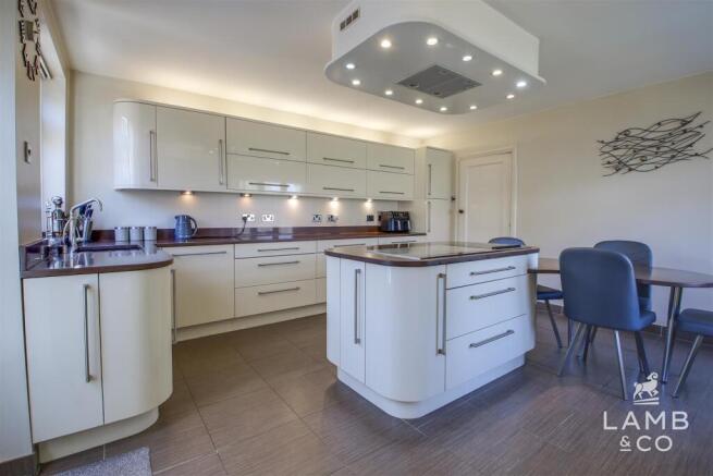 KITCHEN/ BREAKFAST ROOM