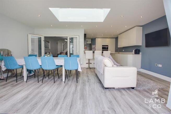 KITCHEN/LIVING