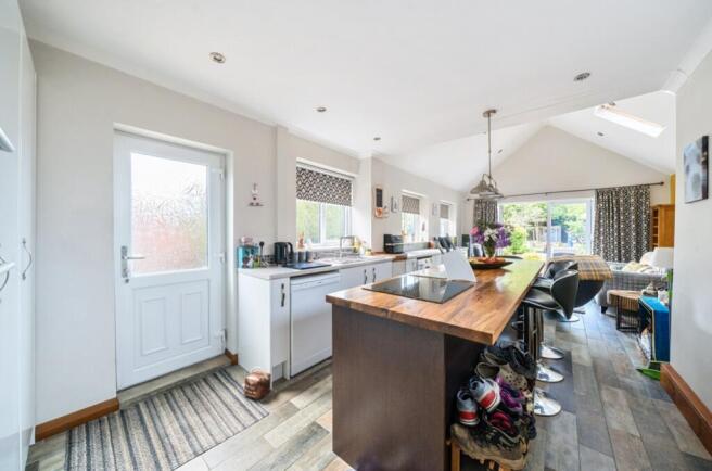 1298895-7-68309532bf42e-ARW